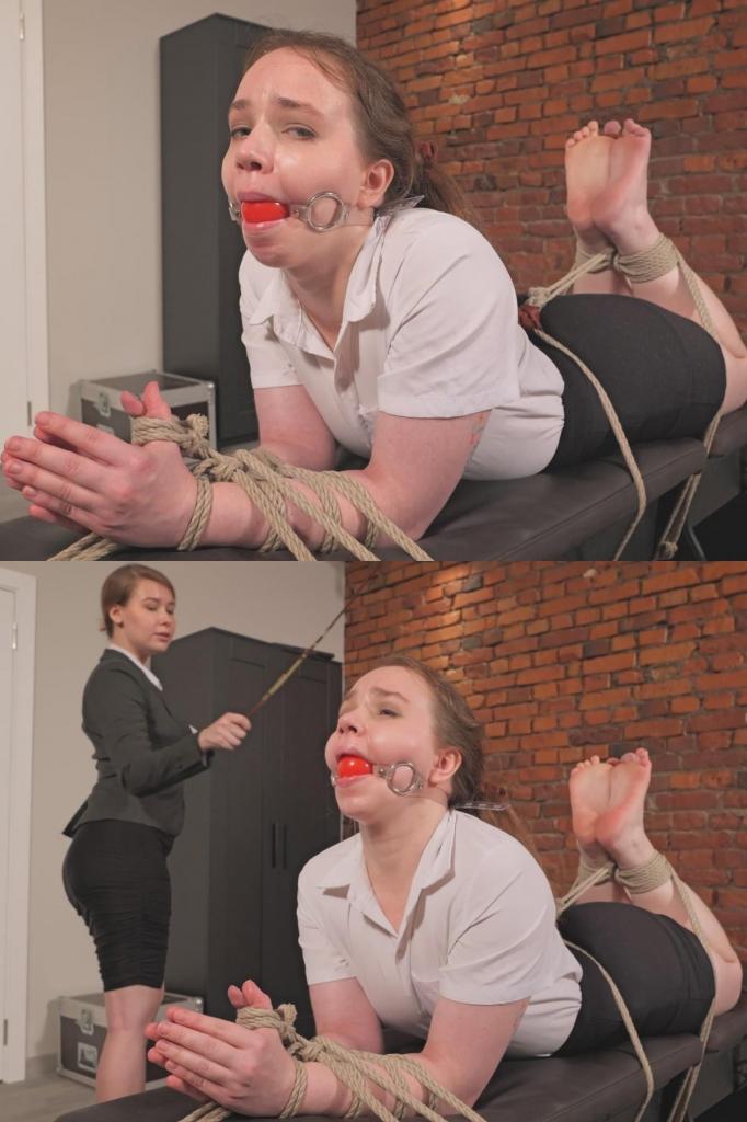 Arina Bound and Ballgagged - Bastinado by Patty 在这段视频中，阿丽娜被用绳子牢牢绑在长凳上，摆出最适合用棍棒打人的姿势。她的双手被绑在身前，双腿弯曲，赤裸的脚底朝上。她的头被轻轻地往后拉，头发被绑起来以增加约束力，嘴里塞着口球。<br><br>帕蒂女士穿着优雅的办公室服装，走近阿丽娜，开始用各种工具击打她的赤裸的双脚。在击打之间，帕蒂偶尔会亲吻和戏弄阿丽娜敏感的脚底，为这种惩罚增添了一丝对比鲜明的爱意。<br><br>帕蒂显然很享受她的控制，非常乐于惩罚阿丽娜的脚。In this clip, Arina is securely tied to a bench with ropes, placed in the perfect position for bastinado. Her hands are bound in front of her, her legs bent at the knees, leaving her bare soles facing upward. Her head is gently pulled back with her hair tied for added restraint, and her mouth is filled with a ballgag.<br><br>Lady Patty, dressed in an elegant office outfit, approaches Arina and begins striking her bare feet with various implements. Between the strikes, Patty occasionally kisses and playfully teases Arina’s sensitive soles, adding a contrasting touch of affection to the discipline.<br><br>Patty clearly relishes her control, taking great pleasure in punishing Arina’s feet.