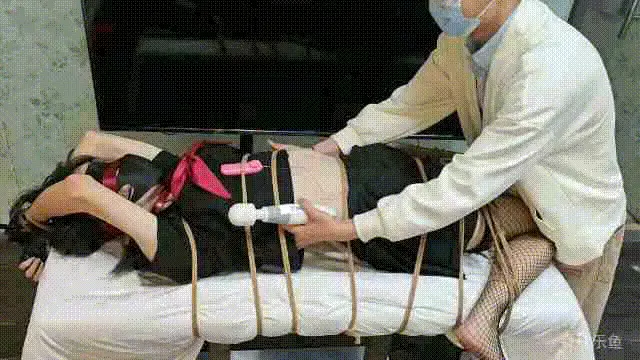 犯错小m的惩罚 [乐鱼]犯错的小m被绑在桌上，想挣扎挣脱，但被制服了，固定在适当的位置，双手拉过头顶绑好系在桌下，她的膝盖和脚也紧紧地绑在桌角两边，玩弄小M细腰，棒棒寸止边缘刺激让小m想发射但又发射不了，脱鞋子挠痒痒，放置，眼睛被蒙上，戴着口罩，小嘴塞着袜子，服装:水手服，网袜，手套。<br>分辨率：站内1080p 网盘1440p<br>定拍约绳咨询QQ: 2906520439<br>时长：≈00:38分<br>大小：≈1.3GB<br>MP4视频