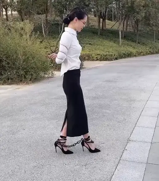 高挑气质女白领定排 模特170，穿上高跟鞋后更显亭亭玉立，看起来气质很好，恬静，几度的寒风中模特连丝袜都没穿，公园中还有不少人，模特的脸不知是冻得通红还是羞得通红，高跟鞋踩在木板上使得脚镣的声音分外刺耳。 网盘解压密码X1144，解压后删除E再次解压，请勿在线解压。