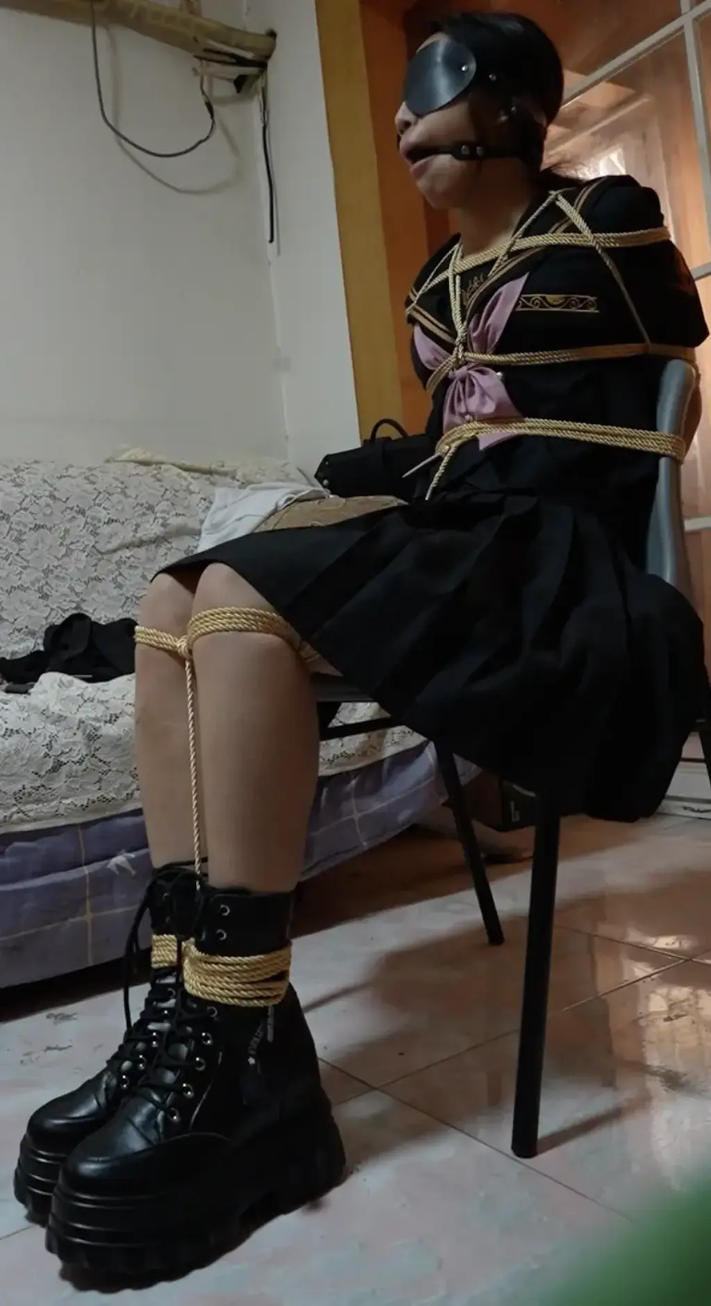  绳缚体验 许许jk马尾靴子紧缚挣扎……<br>定拍，约拍，绳模应聘请加q504232129<br>注：工作室招收女模特、m，欢迎体验，地区不限，有意可添加工作室客服联系方式 感谢各位朋友的支持，相信会越来越好的<br>链接失效可联系客服，内存太大只能降低清晰度，可找客服调高清晰度