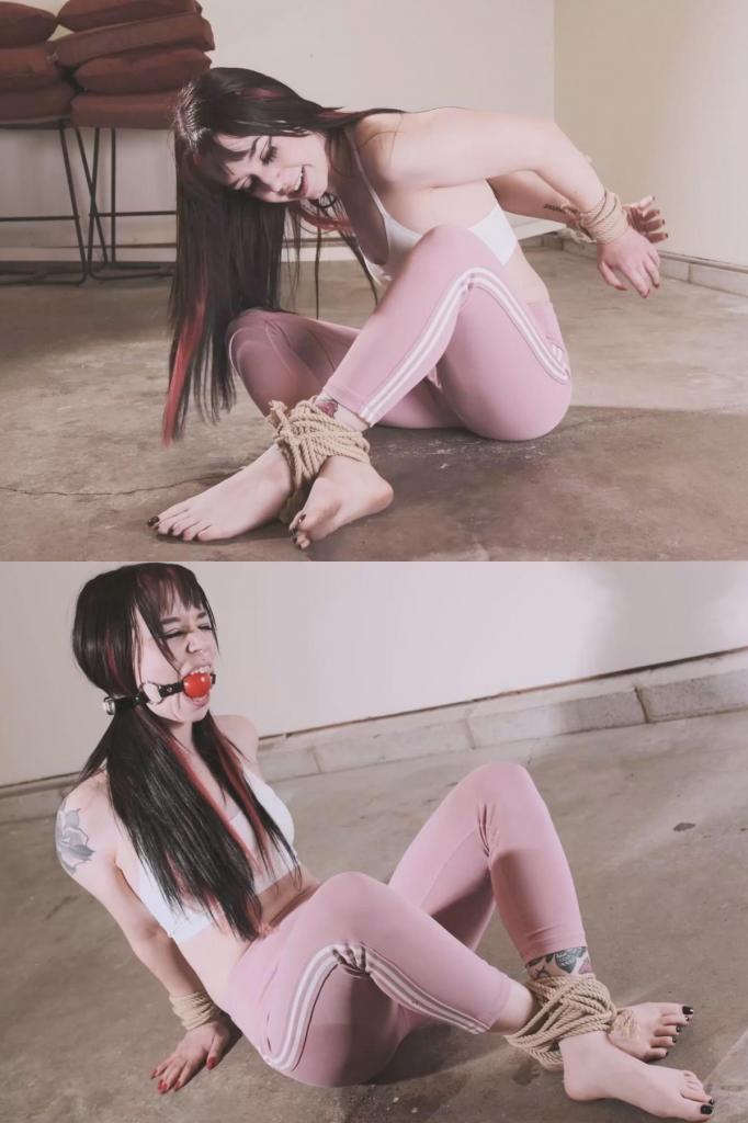 Bound, Gagged, and Sitting in My Own Piss!  今天早些时候，迪特里亚在晨跑时被绑架者抓走，视频中绑架者没有透露姓名，也没有脸。也许他已经观察她很长时间了，决定今天终于要把她抓到手掌中，或者可能很简单，因为她穿着紧身打底裤和运动胸罩，身材高挑，而他从她身边经过，却无法摆脱太多干扰性的想法。不管怎样——他把她藏在车库里，把她绑起来，挣扎了好几个小时。<br><br>事实上，已经过去很久了，迪特里亚真的想小便了！她试着忍住，但躺在肮脏、寒冷的地板上，没有太多其他事情可以思考或分散她的注意力，只会让她更想小便。她试图大声呼喊绑架者，同时也大声自言自语，希望能引起人们对这个问题的更多关注，但当视频开始时，他正在其他地方处理其他事情。他肯定没有听迪特里亚呻吟和抱怨她的膀胱现在有多满，她不记得上次小便是在什么时候，或者她现在更愿意去别的地方——也就是浴室！她在满是灰尘的地板上扭来扭去——屁股上沾了一些灰尘和污垢，这些污垢无疑会弄脏她的紧身裤，她的脚碰到灰尘和污垢越多就越黑。她知道自己有多脏，迫不及待地等着他回来，这样他就可以给她一些善意并帮助她——她最不想做的事情就是尿湿衣服！<br><br>最后，她的绑架者进来了，她想她很快就会得到解脱。她乞求他如何相信她——真的，她什么也不会做！他甚至可以把绳子绑在她的手腕和脚踝上，然后把她的身体抬起来，让她坐在马桶上——她非常需要去，而且没有任何恶意。他不耐烦地对她表示不同意，然后离开了房间，而 Ditria 则留下来思考她的存在变成了什么样子，并继续挣扎。<br><br>最后，他又回来了，Ditria 的眼睛里闪烁着希望。他回来一定是因为他改变主意了！其实不然……他厌倦了听她说话，选择用球塞住她的嘴！邻居们听不到这些胡言乱语——一定没有什么可能暴露他的身份。这只会让 Ditria 更加歇斯底里——她开始哭泣，肚子因为[X_X]而疼痛不已！<br><br>他又离开了，Ditria 在自我厌恶的昏迷中，感觉到有一点[X_X]滴了出来。起初，这让她内心的压力减轻了一点，但很快，她就无法忍受了，除了把剩下的[X_X]都排出来，她别无选择！她哭得更厉害了，一遍又一遍地向绑架她的人道歉。她非常害怕，一旦他发现她尿了一地，他会怎么做，尽管她忍不住这么做。Ditria was picked up by her captor, who in this video is unnamed and faceless, earlier today during a morning jog. Perhaps he's been watching her for quite some time and decided that it was finally the day he'd try and get her in his clutches, or it could be as simple as how her formed-fitted leggings elevated her figure paired with a sports bra whilst he passed her by and couldn't push away far too intrusive of thoughts. Either which way - he's stored her in his garage, and left her there - tied up and struggling, for some amount of hours.<br><br>It's been so long in fact, that Ditria has sincerely worked up a pee! She's tried to hold it, but being on a dirty, cold floor not having much else to think about or distract her, only creates a worse urge. She tries to holler out to her captor though also talking aloud to herself to hopefully bring some more attention to this issue, but when the video opens, he's elsewhere taking care of other matters. He's definitely not listening to Ditria moan and complain about how full her bladder has now become, that she can't recall the last time she's gone pee, or how she'd rather be anywhere else right now - namely a bathroom! She wriggles around on the dust covered floor - ass picking up some of the dirt and grime that's undoubtedly going to stain her leggings, feet becoming black the more they meet it. She knows how filthy she is, and can't wait for him to return that way he could possibly offer her some kindness and help her out - the last thing she wants to do, is be made to piss right through her clothes!<br><br>Finally, her captor comes in, and she thinks that she's soon going to be met with relief. She begs and pleads with him as to how he can trust her - really, she won't do anything! He could even pick her body up with the rope still fixed upon her wrists and ankles to be sat down on the toilet - she very much needs to go, and doesn't mean any funny business. He disagrees after being short with her and leaves the room, as Ditria is left to ponder what her existence has become and struggle some more.<br><br>Eventually, he returns again, and Ditria's eyes sparkle with hope. He must be back because he's changed his mind! Not so much... he's tired of hearing her, and chooses to ballgag her! The neighbors cannot hear this nonsense - nothing must be at risk to possibly give him away. This only makes Ditria more hysterical - she begins to cry, her stomach pulsing with pain at all of that pee!<br><br>He leaves again, and Ditria, in her self-loathing stupor, feels a little bit of pee dribble out. At first, this gives her a little bit of pressure off of her insides, but soon, it becomes so unbearable she has no choice other than to let the rest of it out! She cries more, and apologizes to her captor over and over. She is very scared as to what he will do once he finds out she's covered the floor in piss, although she couldn't help it.