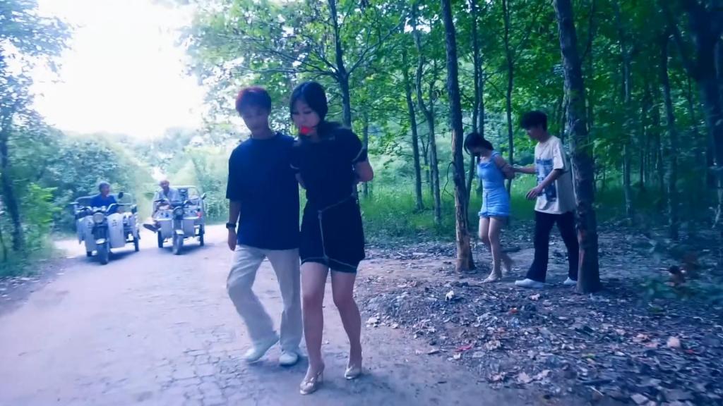 定拍转公映《双花卧底 》 第二集     两美女秘书在押往总部时候路上逃跑可惜又被抓回来 经过授权    两美女秘书在押往总部时候路上出现状况逃跑，可是她们被捆绑着嘴堵着，她们受着限制逃跑进树林，可惜她们还是被抓回来了，她们结局如何，请欣赏视频，下集更精彩，定拍QQ462276998