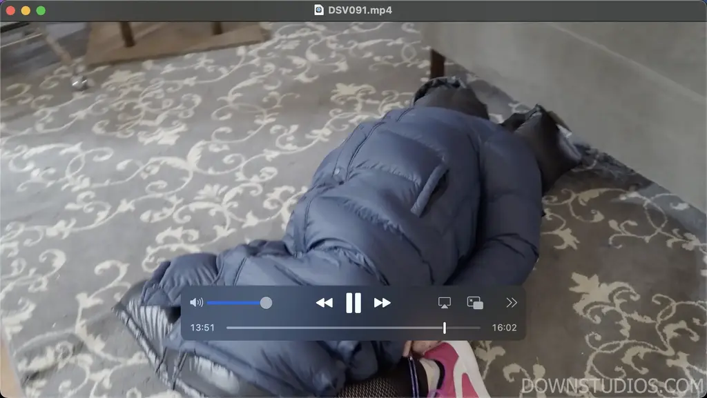 DSV091 来自DownStudios（原Downgirlz）<br>小姐姐再次来到工作室，这次是和同伴一起穿着厚厚的长款羽绒服，围上长长的羽绒围巾，然后被捆住开始享受闷热的感觉。