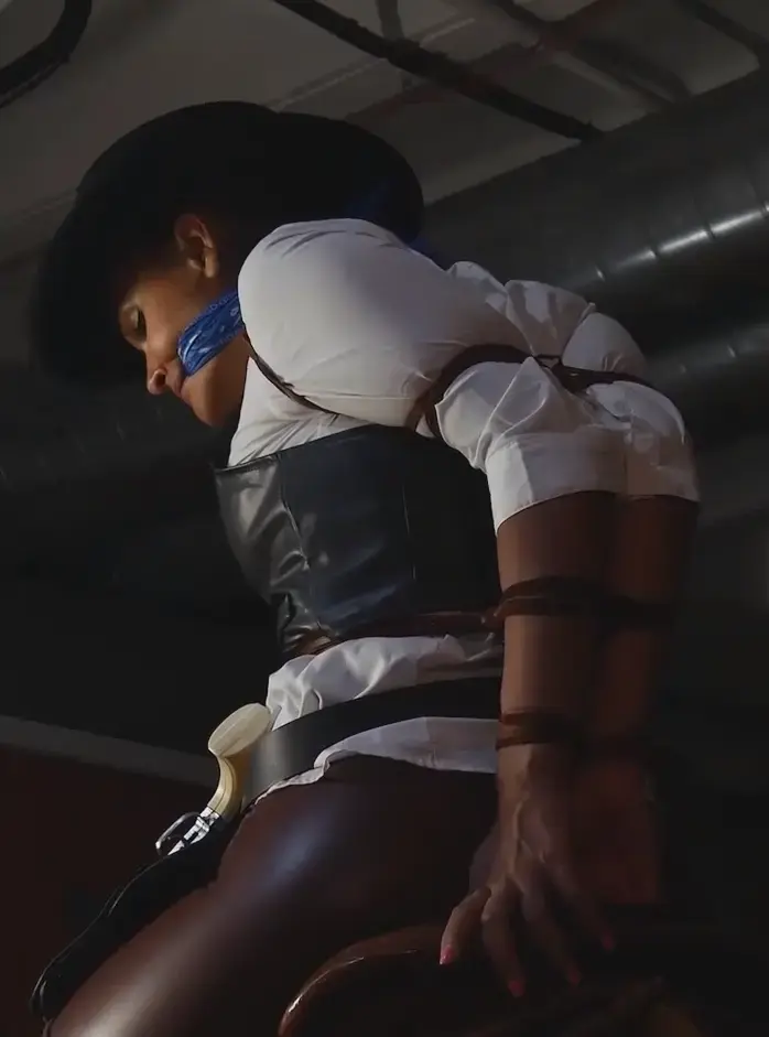 Calisa Bliss 01-03-25 警长卡利萨被捕并被绑在马鞍上。Sheriff Calisa is captured and tied to a saddle. 