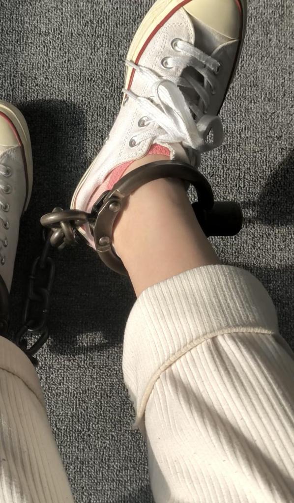 18岁高中妹子三天脚镣体验 妹子高三放假体验戴脚镣生活，日常记录生活vlog<br>三天一直佩戴脚镣，生活，洗澡 取外卖<br>真实体验