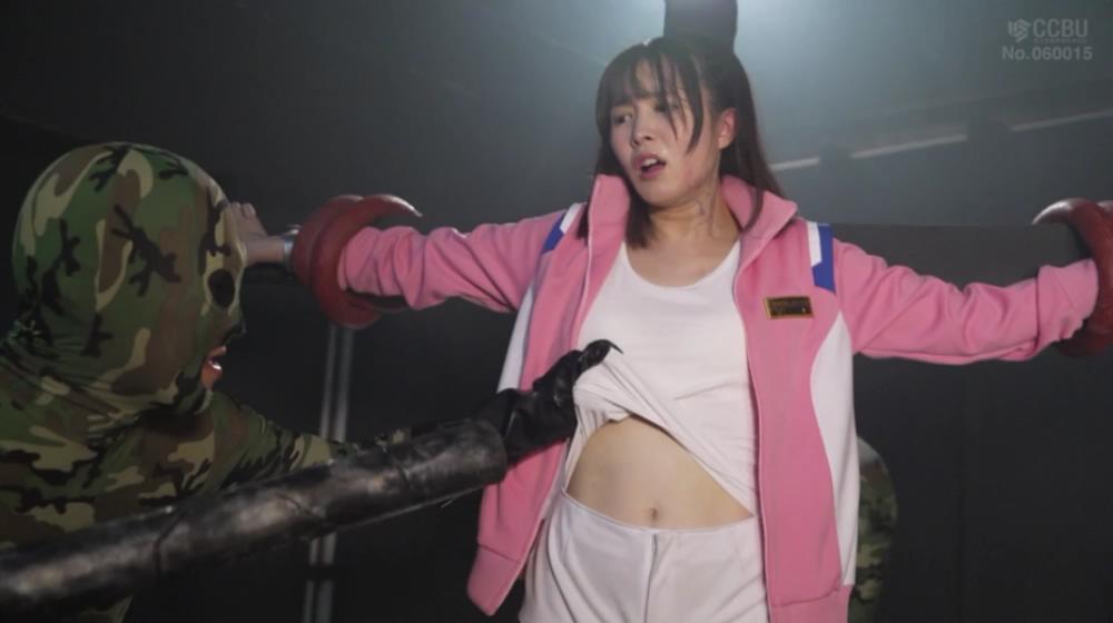 ヒロインピンチスペシャル 超戦隊シールドファイブ シールドピンク 桃尾マキ[前編] 某一天，真纪百茂，又名盾粉红女战士，是超级战队盾五人之一，对抗邪恶组织魔学帝国死亡黑暗，帮助女外星人露莎。据说，露莎体内拥有蕴含超能能量的超级核心，正被魔科帝国Dead Dark盯上。真纪百茂勇敢地反抗那些试图夺回卢萨并以她朋友的生命为人质的死亡黑暗怪物。然而，真纪百茂在戴德·吉尔将军的力量面前崩溃了……[BAD END]<br>作品番号<span style='color:#b0b0b0;'>[隐藏文字，购买后可见]</span><br>出演女優 幾野まち 仲川そら<br>悪の組織 魔科学帝国デッドダルクと戦う超戦隊シールドファイブのひとり、優しく行動力があり困っている者に手を差し伸べずにいられないシールドピンクこと桃尾マキは、ある日怪人に追われている女宇宙人ルーサを助ける。ルーサは超エネルギーを秘めるスーパーコアを体内に宿し、魔科学帝国デッドダルクに狙われているという。仲間の命を人質にルーサを取り返そうとするデッドダルクの怪人たちに果敢に立ち向かう桃尾マキ。しかし、デッドギル将軍の力の前に倒れた桃尾マキは‥‥［BAD END］<br>
