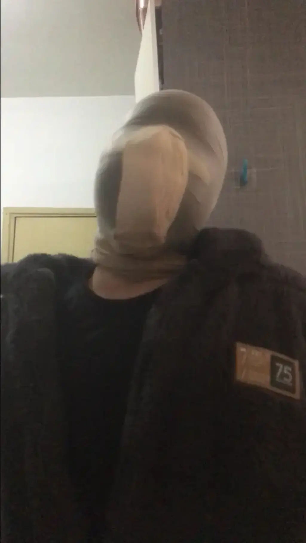 臭丝袜胶带堵嘴过程第一集 男m一枚,家里工具齐全,休息日在家无聊,于是萌生自缚堵嘴的想法,实现堵嘴自由.穿了十多天的臭棉袜熏臭发硬,丝袜也是穿在里面一周以上,脚尖酸臭.在网上买了黑色电工胶带和银色的电工胶带,一个用来封嘴,一个用来包头.嘴里塞满一周以上的两只臭长筒白袜,已经穿黑来,最后也要把鼻子照顾好,用两只臭棉袜子塞到丝袜里面使劲闻,55555!嘴巴完全堵住了根本吐不出来嘴里的臭长筒过膝袜,整个空气都是熏臭的!最后偷偷闻点香水,爽.....第一次发视频,还请审核大大手下留情~这时候要是女王给我胶带全包用脚踩我就更舒服啦!后续也会继续更新装备,寻找更好的堵嘴方法,欢迎留言讨论.<span style='color:#b0b0b0;'>[隐藏文字，购买后可见]</span>
