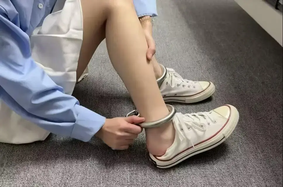 帆布鞋妹子脚镣佩戴体验测评 走路，奔跑测评体验戴脚镣的感觉，帆布鞋踩着穿不影响脚镣磨脚腕<br>交流，约拍可➕QQ1071263211