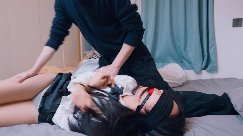 【丝米定拍】《潜入美女家的大叔5》熟睡中的JK肉丝少女被入室大叔捆绑毫无知觉，等醒来发觉已经晚了，任凭扭动娇躯也躲不过被全身紧缚，解开胸部扣子，揉捏半露的小白兔，玩弄过后一脚踹开 剧情简介：<br>熟睡中的JK肉丝少女被入室大叔捆绑毫无知觉，等醒来发觉已经晚了，任凭扭动娇躯也躲不过被全身紧缚，解开胸部扣子，揉捏半露的小白兔，玩弄过后一脚踹开<br>————————————————————————————————————<br>定拍服务QQ号：984353792<br>—————————————————————————————————————<br>解压密码：simi<br>压缩文件后，改后缀为MP4