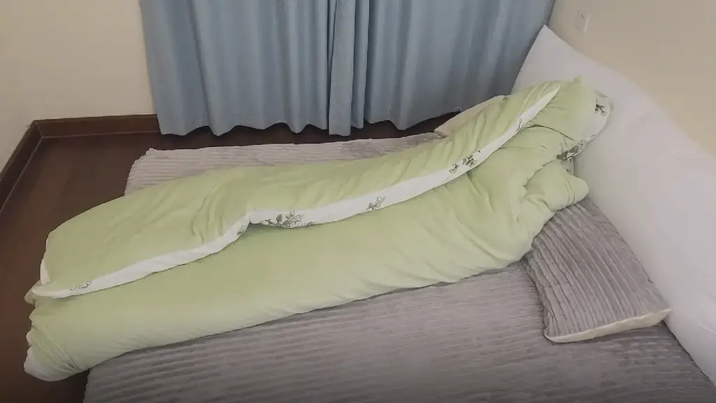 【可视】小姐姐白色丝袜睡袋 【可视】小姐姐白色丝袜睡袋 棉被包裹 一个白色丝袜睡袋从被子里面挣扎出来 跳D伺候 在用拘束带子捆绑高强  （ 定位福州 定拍.咨询.体验.招收模特.合作QQ3940801684）