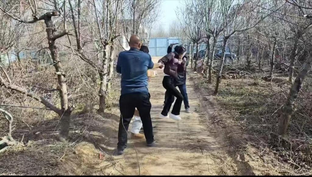 绳艺小院之绑架下 李大侠原创、接上集，两名歹徒盯梢这两名大学生，经过一段时间盯梢，终于有机会在一个小树林两名堵住了两名大学生，把她们挟持到了荒废的院子两名进行折磨。本工作室提供私人定制视频、绳艺体验、牢房体验、定制体验、出售配方麻绳、原味、另外招募绳艺模特、视频统一解压密码h123456 定拍联系QQ1642384671 微信 shengyixiaoyuan