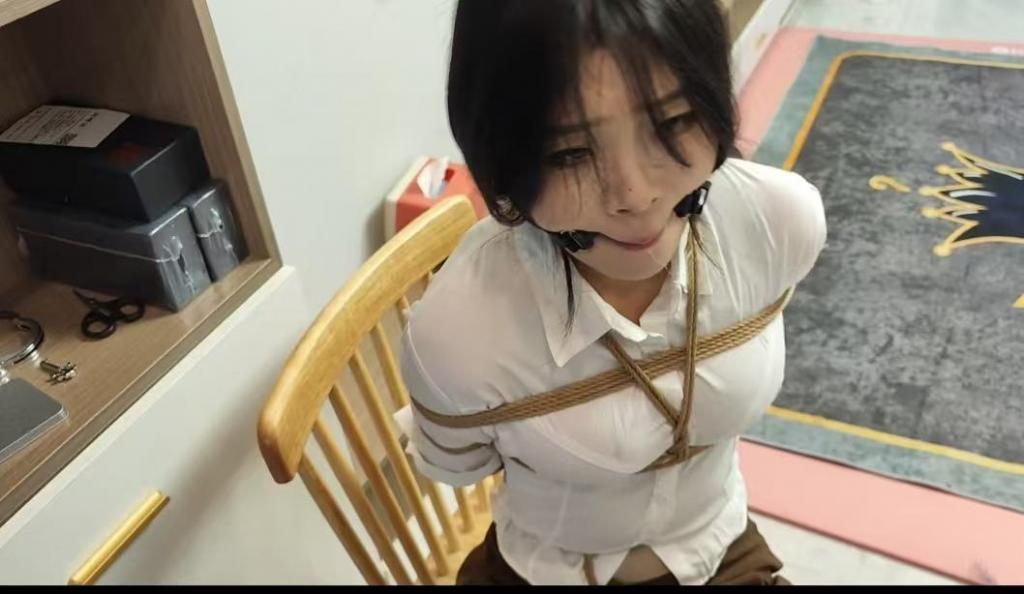 小夏定拍 李大侠原创、新模小夏，大三学生，身材高挑，性格活泼。被歹徒囚禁在家捆绑做家务，抚摸全身，最后海老缚口水惩罚，本工作室提供私人定制视频、绳艺体验、牢房体验、定制体验、出售配方麻绳、原味、另外招募绳艺模特、视频统一解压密码h123456 定拍联系QQ1642384671 微信 shengyixiaoyuan