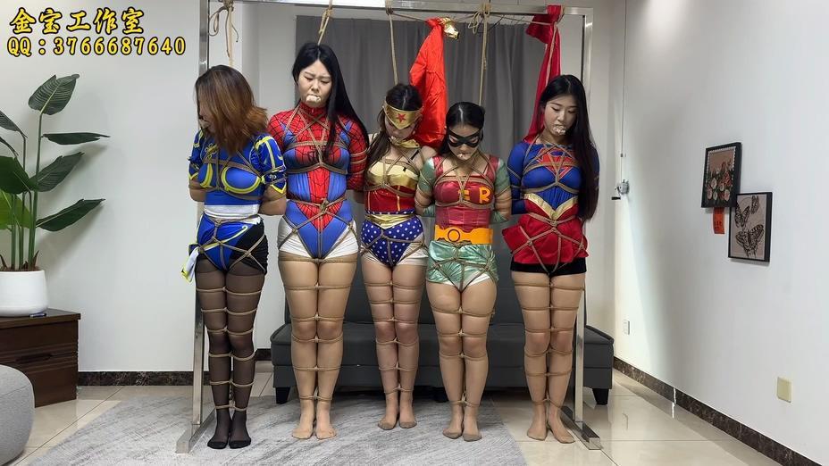 金宝定拍作品：五位女英雄的团灭 金宝工作室定拍，工作室拍摄认真，态度负责，沟通顺畅，模特表演投入，定拍联系方式：3766687640<br><br>五位来自平行宇宙的女英雄被传送到同一空间，她们分别是蜘蛛侠、神奇女侠、女超人、春丽、罗宾。措不及防的她们根本无法施展自己的能力，在敌暗我明的情况下，等待她们的会是什么结局呢？<br><br>视频时长：00:30:53<br>文件大小：2.74 GB<br><br>如果是网盘下载，<span style='color:#b0b0b0;'>[隐藏文字，购买后可见]</span>