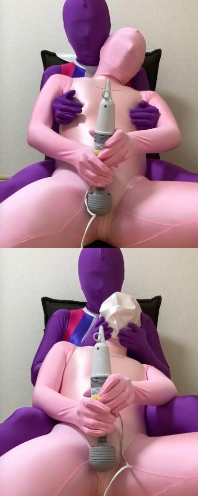 ピンクゼンタイ＋電マ プチブレコンプレイ 全包zentai小姐姐，外套一件光泽泳衣，被男朋友从后面抱住玩弄。<br>先是捂嘴窒熄，快乐棒强高。<br>随后乳胶泳帽套脸窒熄，快乐棒强高。<br><br><span style='color:#b0b0b0;'>[隐藏文字，购买后可见]</span>