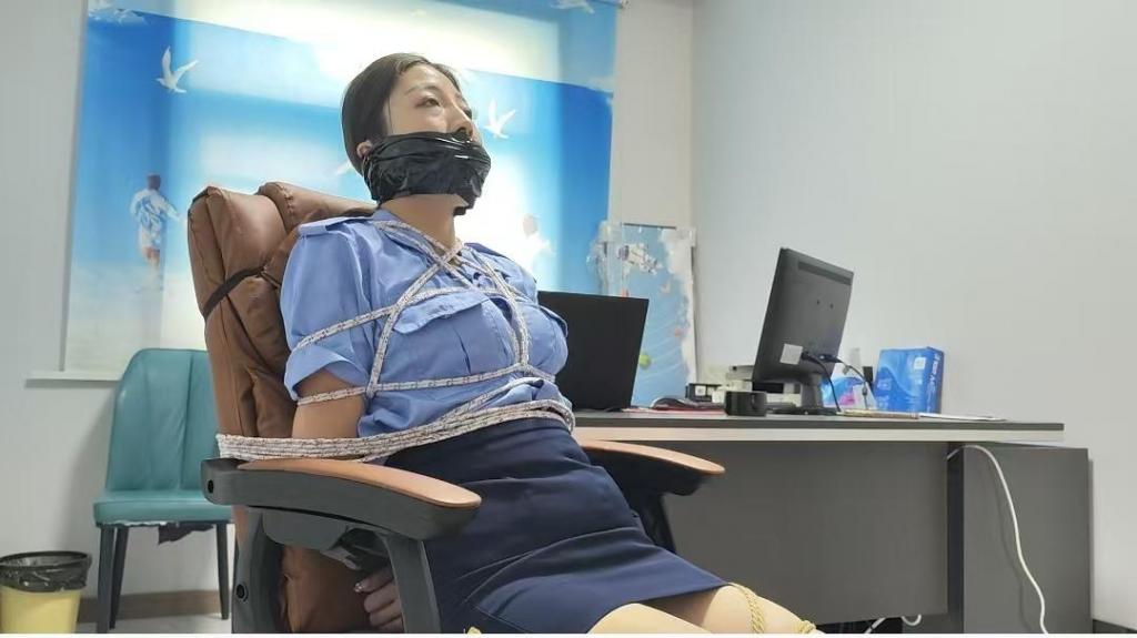 母子捆绑游戏续集预告 李大侠原创、母子捆绑游戏续集预告，续集版本有两个，接上集，一个是妈妈被捆绑在家，老公突然回来，这次是老公回来的版本，歹徒进来的版本正在构思中，如果大家喜欢，后续会写好拍出来。本工作室提供私人定制视频、绳艺体验、牢房体验、定制体验、出售配方麻绳、原味、另外招募绳艺模特、视频统一解压密码h123456 定拍联系QQ1642384671 微信 shengyixiaoyuan