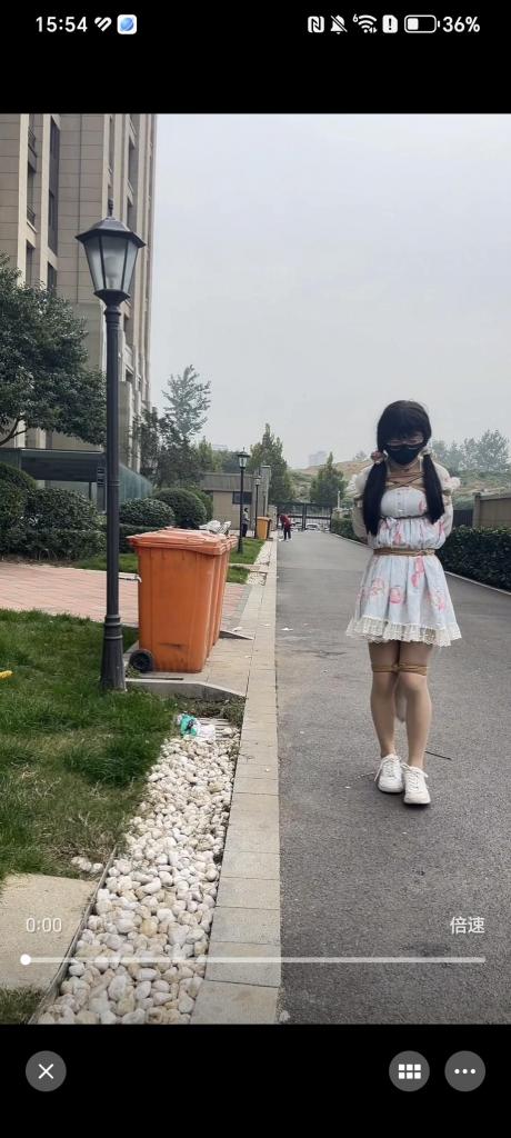 小新的日式胸缚自缚教学上及户外散步 今天小新给大家带来的是日式胸缚自缚教学，还有自缚外出，注意 小新的下面可是有3.2CM的伸缩玩具哟，简直不要太刺激 最后小新居然直接坐电梯下楼，没有任何外套遮挡，没错 坐电梯无遮挡！！楼下遇到保洁阿姨和邻居也不胆怯.........一个人用支架拍摄不易，感谢支持