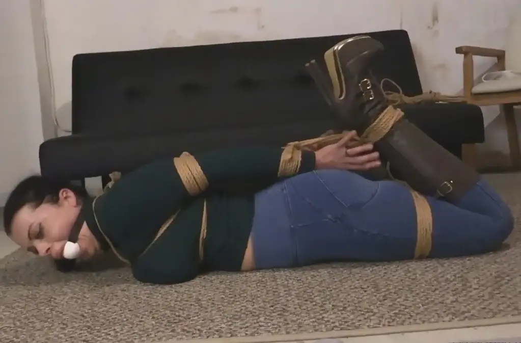 Nadia White HOGTIED in a Turtleneck, Jean Leggings and Knee Boots! 美丽的娜迪亚·怀特再次发现自己身处“绑在高跟鞋”大院的秘密束缚室！她穿着绝对适合她逗留的服装，性感的深绿色高领毛衣、紧身牛仔打底裤和令人难以置信的厚底高跟及膝靴！可怜的娜迪亚被绑在“绑在高跟鞋”大院的头目护送到房间里，他迅速用黄麻绳绑住性感的娜迪亚！他确保将绳子紧紧地绑在她丰满的身体上，她将无法逃脱紧紧的束缚！他把一个巨大的白色口球深深地塞进她的嘴里，有效地让这位美女哑口无言，并让她完全被他控制！娜迪亚性感地挣扎着，挣脱着紧紧绑住她的黄麻绳，但黄麻绳是无情的！甜美的娜迪亚所遭受的惩罚比她预想的要多！她的绑架者终于受够了她的扭动和挣扎，把她紧紧地绑在绳子上，让她在接下来的一晚里完全动弹不得！GORGEOUS NADIA WHITE FINDS HERSELF ONCE AGAIN IN THE SECRET BONDAGE CHAMBERS AT THE TIED IN HEELS COMPOUND! SHE IS DEFINITELY WEARING PROPER ATTIRE FOR HER STAY, SEXY DARK GREEN TURTLENECK SWEATER, SKINTIGHT JEAN LEGGINGS AND INCREDIBLE PLATFORM, HIGH HEELED KNEE BOOTS! POOR NADIA IS ESCORETED INTO THE CHAMBERS BY THE HEAD CAPTOR AT TIED IN HEELS, HE QUICKLY BEGINS BINDING SEXY NADIA WITH JUTE ROPE! HE ENSURES IT'S TIGHTLY APPLIED TO HER LUCIOUS BODY, THERE WILL BE NO ESCAPING HER TIGHT BONDS! HE BUCKLES A HUGE WHITE BALLGAG DEEPLY INTO HER MOUTH, EFFECTIVELY SILENCING THIS BEAUTY AND RENDERING HER UNDER HIS COMPLETE CONTROL! NADIA SEXILY STRUGGLES AGAINST THE TIGHT JUTE ROPE THAT BINDS HER SO TIGHT BUT THE JUTE IS UNFORGIVING! SWEET NADIA IS IN FOR MORE THAN WHAT SHE BARGAINED FOR! HER CAPTOR FINALLY HAS ENOUGH OF HER SQUIRMING AND STRUGGLING AND SNAPS HER INTO A TIGHT HOGTIE TO KEEP HER TOTALLY IMMOBILIZED FOR THE REST OF THE NIGHT!