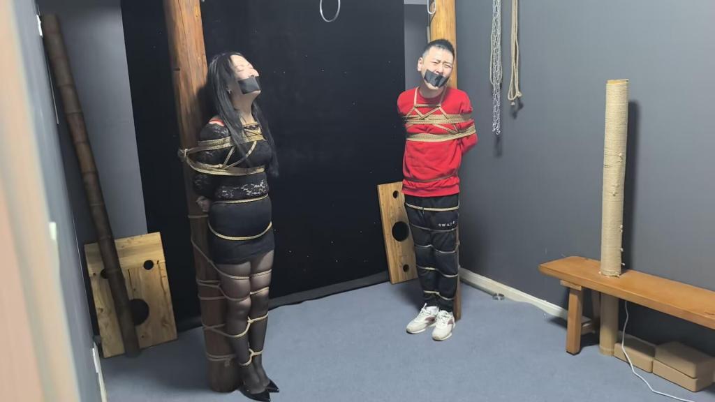 文清夫妻绑架拍卖 本片由纵横四海工作室拍摄，模特是曾经的逍遥模特文清拍摄。讲述夫妻俩被人贩子绑架拍卖为夫妻奴的剧情，将被卖到中东。剧情的构图参考了我的原创漫画，有希子母子劫难片段，有兴趣的可以购买观看。<br>除了挣扎剧烈外，拍摄结束后，依照惯例对模特文清进行了采访，值得注意的是被绑在柱子上进行的采访，看截图中文清的笑容，就知道访谈效果很好，问题分别为：<br>问题1：文清私下里会看捆绑视频看吗？如果看的话喜欢哪个工作室与哪个模特的？为什么？<br>问题2：自己还想体验什么样的捆绑方式，或者幻想什么样的捆绑经历吗<br>问题3：除了工作，会自己自缚玩绳，或者约朋友一起玩绳吗?<br>此外大家，还有什么问题想问哪个模特，可以在我的评论区留言，下次我拍摄的时候帮忙一起问掉<br>