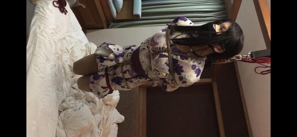 男娘和服吊缚尝试 吊缚实验，测试这样的姿势能坚持多久，吊起来发现手腕坚持不了太久，比较容易发麻，中途还让主人抱起来缓了两次，因为太难坚持了，所以也没有什么tj内容，只是转了几圈，并且也比较短，所以便宜出售，谢谢支持哦