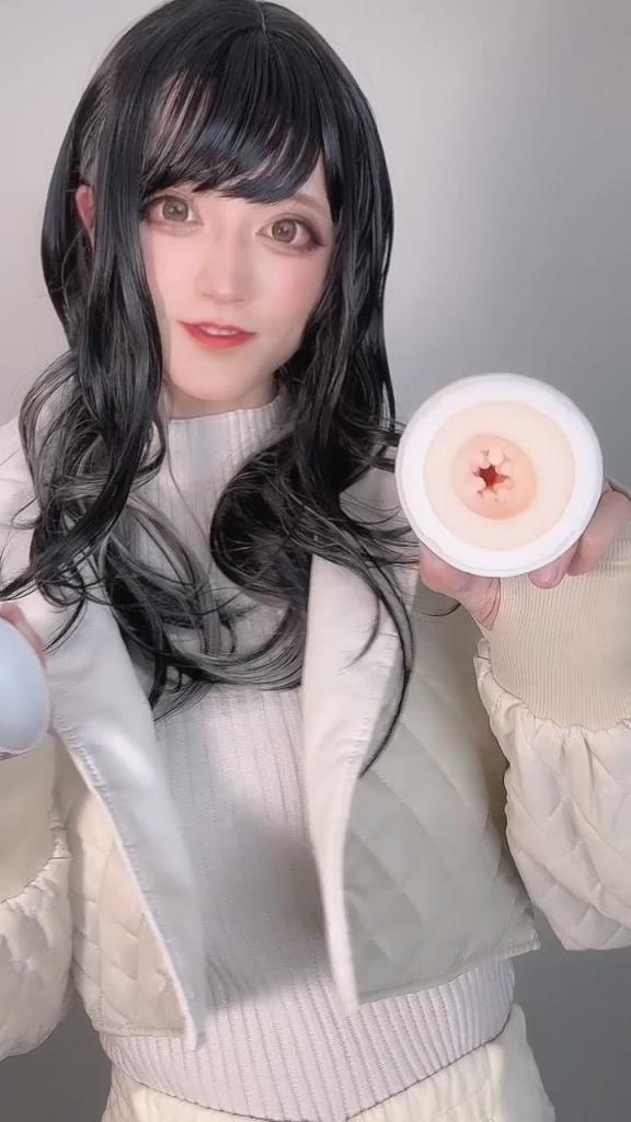 ホワイトコーデの女装男子、オナホでちんぽバキバキオナニー♡ 出自：Re:I (ReI（れい）)<br>ホワイトコーデの女装男子、オナホでちんぽバキバキオナニー♡ 伪娘 伪娘 伪娘<br>普段は黒系の服装が多いですが、冬ということもあってホワイトコーデに挑戦してみました♡<br>いかがでしょうか????<br>似合っていたら嬉しいな〜????<br><br><br>ラバーのちんぽで形がくっきり出るくらい今回はちんぽバキバキでした????<br>よかったらみて下さい✨