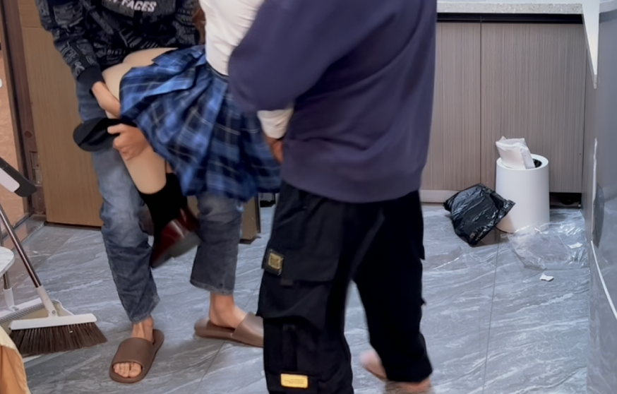 跟踪JK1（CD） JK小林回到家后，被两个大汉抓住绑了起来，恰逢父母出差，陷入彻底的绝望