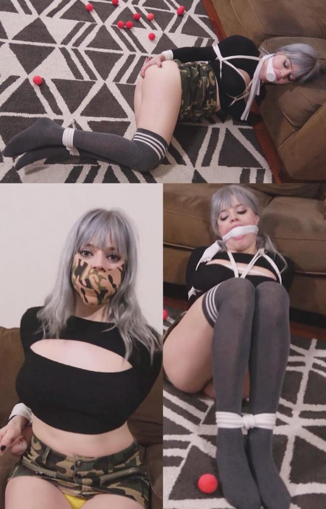 Sage Pillar - Babysitter Likes Bondage Sage 又开始为一些恶棍当保姆了，这些恶棍过去曾把她绑起来当游戏的一部分。她发现自己很喜欢这个，所以她建议他们今晚也假装是恶棍，抓捕一个可怜的少女。他们同意了，绑住了她的手腕和脚踝。Sage 提醒他们需要堵住她的嘴，所以他们用红色的小海绵球塞住她的嘴，并用迷彩运动胶带封住它们。最后，他们[X_X]睡觉，留下 Sage 开心地挣扎。那天晚上晚些时候，他们的继父回到家，很好奇为什么他经常发现 Sage 被绑住并被堵住嘴。回到家看到一个穿着紧身上衣、短裙和高筒袜的性感保姆并不是世界上最糟糕的事情。他撕下胶带，让许多海绵球从 Sage 的嘴里喷涌而出，想知道他的孩子们怎么会知道这种事。他告诉 Sage，他认为她喜欢这种东西，并且一直在教他们一些东西。他决定继续对她进行捆绑，用两块海绵塞住她的嘴，用牙齿咬住一块白布，白布的中央有一个橡胶球。他给 Sage 戴上胸带，让 Sage 挣扎了几分钟。回来后，他用一块海绵塞住她的嘴，用另一块布缠住一个橡胶球，再用牙齿咬住另一块布。他摸索了一会儿，然后退后一步，看着她挣扎，欣赏着她迷彩迷你裙下的黄色内裤。Sage 随后用牙齿咬住一块白布，白布的中央有一个压力球，然后用一块布，布的中央有一个壁球，最后再塞一次口塞。Sage is babysitting again for some rascals who have tied her up as part of games in the past. She found herself enjoying it so she suggests they pretend to be villains capturing a poor damsel tonight as well. They agree, tying her wrists and ankles. Sage reminds them that they need to gag her so they fill her mouth with small red sponge balls and seal them in with strips of camo kinesiology tape. Eventually, they go up to bed, leaving Sage to happily struggle. Later that night, their step-dad arrives home, curious as to why he often discovers Sage bound and gagged. Not that coming home to a sexy babysitter in a tight top, short skirt, and high socks is the worst thing in the world. He peels off the tape and allows the many sponge balls to erupt from Sage’s mouth, wondering how his brood knows about this kind of thing. He tells Sage he thinks she likes this stuff and has been teaching them a few things. He decides he’ll continue the bondage fun with her, stuffing her mouth with 2 sponge pieces and tying a white cloth with part of a rubber ball at its center between her teeth. He adds a chest harness and lets Sage struggle for a few minutes. When he returns, he adds a sponge disc to her mouth packing and ties another cloth wrapped around a partial rubber ball between her teeth. He gropes her a bit before stepping back to watch her struggle, enjoying the looks at her yellow panties under her camo miniskirt. Sage then gets a white cloth with a stress ball at its center tied between her teeth, then a cloth with a racquetball at the center, and then it’s time for one last gag. 
