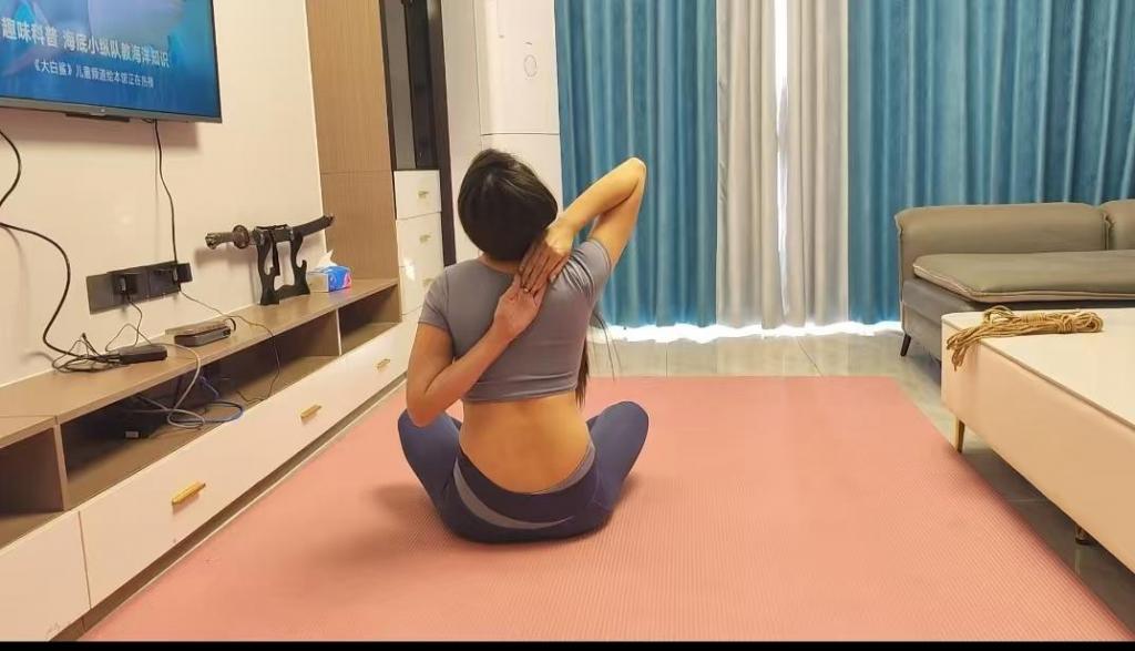 佳佳瑜伽服自缚 李大侠原创、佳佳在家练完瑜伽，练习自缚，最后被老公后手观音捆绑，驷马放置，佳佳心真大，后手观音驷马能睡着，拍完临机采访了一段，很精彩，感兴趣可以看一下。本工作室提供私人定制视频、绳艺体验、牢房体验、定制体验、出售配方麻绳、原味、另外招募绳艺模特、视频统一解压密码h123456 定拍联系QQ1642384671 微信 shengyixiaoyuan
