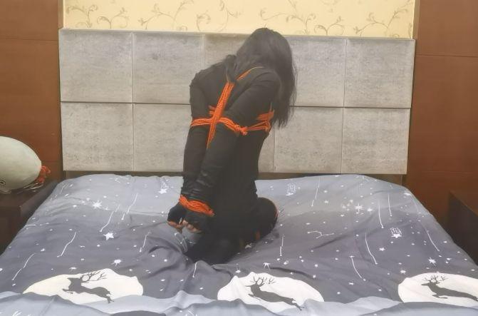 两种直臂自缚教程加配合驷马（带大量文字教程） 录一个直臂的教程，我用的比较多的两种方法都加了大量文字教程，一种需要是自己绕比较需要熟练度，一种直接用绳圈比较适合新手，然后再顺便加上驷马，两种方法都很紧，所以也都容易翻车，所以 剪刀！剪刀！剪刀！！！ <span style='color:#b0b0b0;'>[隐藏文字，购买后可见]</span>