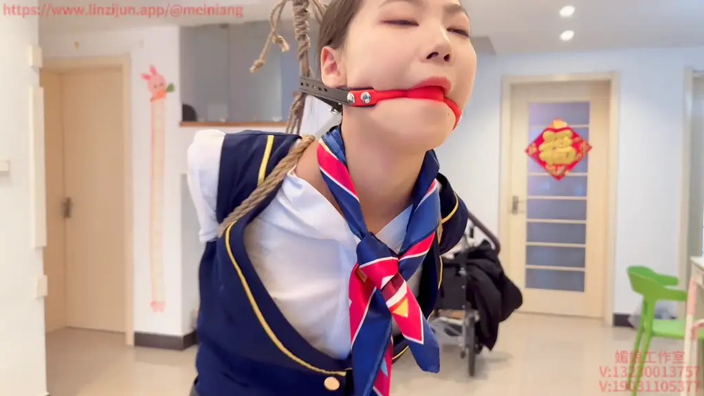 媚娘工作室--水儿瑾年PK输家受惩罚 媚娘工作室<br> 瑾年COS空姐，水儿COS职场高管，由水儿设计游戏玩法，媚娘做评委，输家要接受赢方的惩罚，总共三关，避免逃跑，拿皮带铁链把双方的丝脚绑在一起<br>第一关：双方互打手心，看谁先出声<br>第二关：电击片逐渐升级，看谁先受不了{瑾年都被电哭了，视频里有}<br>第三关：塑料袋互套对方头，看谁先抗不住<br>最后的惩罚直臂吊缚，脚下指压板，下棒伺候<br>业务内容：线[X_X]验，原味出售，私人定制，全国飞{21号上海，有需要的宝宝提前联系}<br>业务咨询：V 13230013757