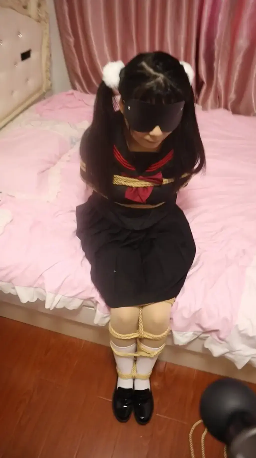 【荷仙】少女A每一次最害怕不是被鞭打，而是被鞭打前静止的恐惧，不停的摇头乞求停止鞭打，但乞求男主意义不大，并且这次从白袜子换袜子期间变换简单驷马期间也不停止痒刑的折磨集中腋下脚部，慢慢来才有意思不是吗 少女A每一次最害怕不是被鞭打，而是被鞭打前静止的恐惧，<br>不停的摇头乞求停止鞭打，听着求饶的话语男主知会更兴奋呢，但乞求男主意义不大，并且这次从白袜子换袜子期间变换简单驷马期间也不停止痒刑的折磨集中腋下脚部，<br>慢慢来才有意思不是吗 最近比较忙，<br>谢谢大家的支持<br>解压码<span style='color:#b0b0b0;'>[隐藏文字，购买后可见]</span><br>最近在构思新的攻略