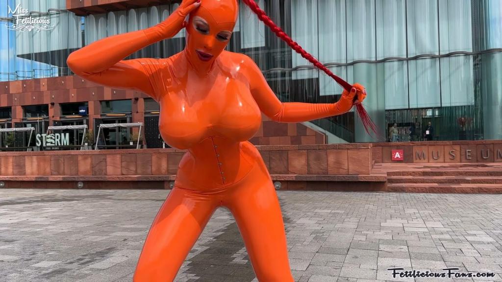 BTS Heavy rubber shoot in Antwerp Behind the scenes of my photoshoot with Matthias Wallmeier last Tuesday in Antwerp city. We shot 4 different heavy rubber looks on 4 different places.