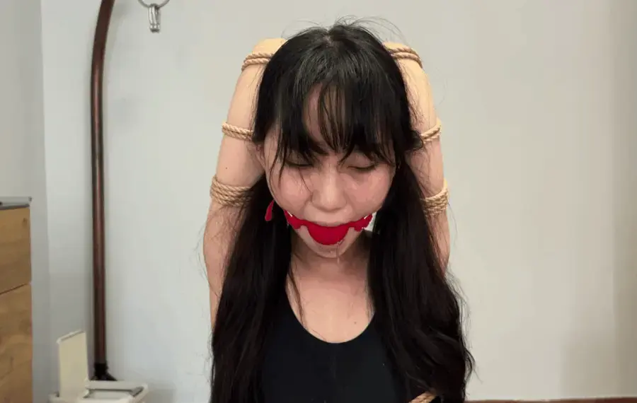 玩奴原创之欣妍妹子泳装后手折叠缚驷马，强制跪着挠痒练腰，超大口球流口水！交流约绑教程请加1152327635。 解压密码<span style='color:#b0b0b0;'>[隐藏文字，购买后可见]</span>感谢各位同好的支持！新年了博主会继续拍摄有趣的作品给大家！本次的是欣妍美女挑战后手折叠缚，带上超大口球流口水跪下挠痒，驷马顺便还练腰口水流满床！敬请欣赏！<br>另外为了方便各位同好约绑，博主最近推出了一个非常详细的约绑教程。里面有非常详细的从零基础开始教大家如何认识妹子，如何与妹子沟通等等。非常的实用，有兴趣的各位同好加1152327635咨询，备用805351328。<br>目前博主已经出了五个系列，分别是绝对真实调教系列，真实约拍系列，口水囚徒系列，紧缚实验室系列，美人小舔犬系列以及最新出的高颜值系列都非常精彩，各种元素满满，希望各位同好多多支持！<br>推特可以关注浅神。本频道提倡健康积极的绳艺亚文化，目的是给生活增添一些情趣，谢谢大家。备用联系方式qq805351328。<br>下载操作：<br>1、电脑下载<br>2、解压<br>3、将压缩包内文件重命名后缀加.mp4或直接用播放器打开。
