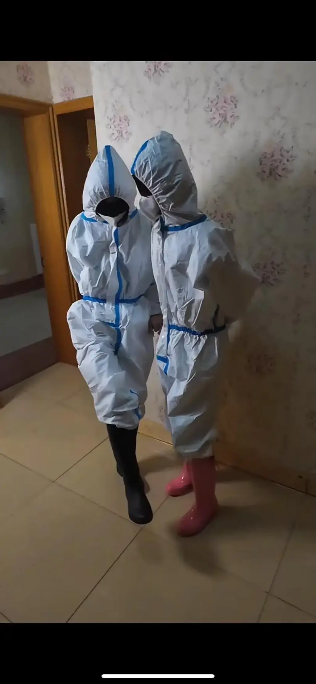 束缚挣脱游戏 虚无工作室<br>恶女把打扫卫生的工人铐住双手蒙上眼睛，钥匙藏在对方的靴子里，让她们找到钥匙挣脱出来