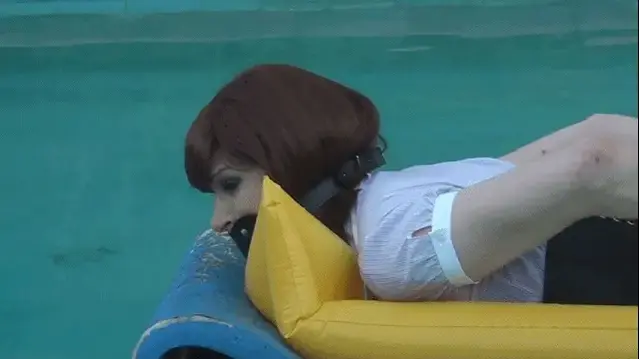 Sandra Taking a Dip 【伪娘片】TAG：手脚铐、泳池。请注意，这是一个极其危险的特技，而且我和 Chainguy 在拍摄时还有另一个朋友在附近，以防万一我遇到麻烦。说实话，我很惊讶我们竟然这么做了，因为即使有两个观察员，结果仍然可能非常糟糕。请不要在家里尝试这样的事情。Please note that this was an extremely dangerous stunt and that Chainguy and I had another friend nearby while shooting just in case I had gotten into trouble. To be honest I'm amazed that we even did this, as even with two spotters it still could have ended very badly indeed. Please don't try something like this at home. Once was enough for me - Be safe and have fun!
