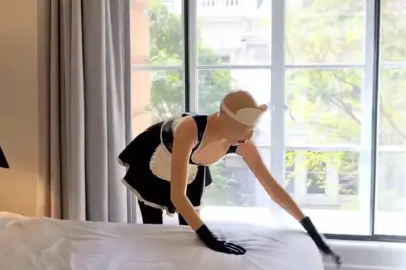 ????DAILY LATEX???? Rubber hotel maid 创作：latexrapture<br>She really is the perfect rubber maid, cheeky, funny but always horny! Masturbating with a wand she found whilst cleaning a hotel room. Tut tut!<br>Keep her or send her back to the manufactures? :-)<br>乳胶娃娃女仆装高跟震动体验