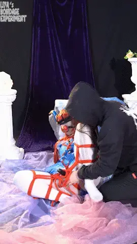 【莉雅原创】coser约玩记录		cosplay/紧缚/龟甲缚/折腿缚/棒子/强膏/口球/蒙眼/原神/白丝     定制/约玩/应聘S/应聘模特请联系：liya-bondage@outlook.com 编号：liya-129<br>妮露：莉雅<br>S：太圆<br>内容简介：<br>cosplay/紧缚/龟甲缚/折腿缚/棒子/强膏/口球/蒙眼/原神/白丝<br>剧情简介：<br>coser在一天辛苦的拍摄后，约了一个S来约玩紧缚刺激放松，慢慢进入状态的coser被女S绑了起来，并由浅入深地刺激着身体的每一处部位，每一次触碰都能引发一声呻吟，绑在xiati的棒子也带来一阵又一阵的[X_X]，最终瘫软的coser倒在了女S的怀里，并思考着下次的约玩~<br><br><br>视频尺寸：2160*3840<br>视频大小：1470M<br>视频时间：00:48:46<br>百度云使用说明：<br>1、复制链接<br>2、打开手机百度云<br>3、将百度云弹出的文件保存在自己的网盘<br>4、下载压缩包<br>5、关闭百度云打开解压缩全能王(请苹果手机用户自行百度选择软件)<br>6、解压缩<br>7、检查解压后的文件后缀名是否为MP4，不是则改为MP4<br>解压密码：liya<br><br><br>如有定拍或其他需要请联系工作室2490757042<br><br>众筹链接：<br>莉雅：【紧缚挑战】【随机任务】【随机惩罚】<br>https://www.yaohubababa.com/user_script_detail.php?article_id=931&user_script_id=547<br>莉雅：【紧缚实验】【紧缚挑战】<br>https://www.yaohubaba.com/user_script_detail.php?article_id=869&user_script_id=496<br>莉雅：【众筹】【COSPLAY】剧情、角色征集<br>https://www.yaohubaba.com/user_script_detail.php?article_id=742&user_script_id=388<br>莉雅：【舰娘】【监禁】【吊缚】【cosplay】<br>https://www.yaohubaba.com/user_script_detail.php?article_id=764&user_script_id=405<br><br>更多好看的视频请戳我   