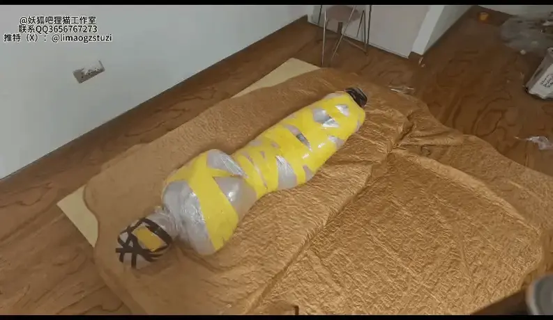 【狸猫】女M保鲜膜全包，堵嘴，头部多层包裹上锁控制呼吸，胶带捆绑，踩踏坐脸玩弄 解压密码：limao   时长：47min  <br><br>其实我们家模特还是挺反差的，谁也想不到平时不说话的女生，背地里竟然在做恋物模特，满满的抖m属性拉满呢<br>  今天是第一次尝试玩芭蕾高跟鞋，能看出来，穿的时候还不是很熟练，但是把脚拉直了真的很美，腿一下就长了很多，嘴上用黑色丝袜堵嘴，然后敷料封死，带上粉色头套，但是她不知道的是她恐怕要被一直关着了，我在给她缠保鲜膜的时候，偷偷把一把钥匙给包了进去，因为钥匙很小，所以感觉不到，然后全身保鲜膜打死，钥匙扣都不可能扣出来，完完全全不可能弄出来的，只留下一点呼吸孔，脚上用黑色细胶带缠死，身材缠好黄色胶带，头部是:先堵嘴，再封死，然后套上粉色紧身衣头套，在用绷带缠满，不留呼吸，然后保鲜膜全包，留一点点呼吸孔，再用黑色细胶带随意缠绕包裹，可怜的模特还不知道即将面临什么，她以为只是一次普通的游戏，再经历一次次[X_X]，小话筒的挣扎下，她修长的腿不停的挣扎却没有什么用，慢慢陷入绝望以后，在套上皮革头套，并用黑色项圈配合固定，在用锁头锁死，而打开锁头的唯一钥匙，早早就被在了她身体某个不知名地方，也就是说，如果被[X_X]了，我也不可能打得开哦，即使玩完了，我找到钥匙恐怕也难，毕竟长时间的挣扎，钥匙早就窜了位置，这种头部多层全包的重压下，呼吸声都变得急促，到最后我也没有放开她，因为我确实也没找到钥匙，她不停的挣扎表示愤怒，疑惑，可是我确实打不开了，只可惜她的嘴也堵死了，没办法问我了<br><br>狸猫工作室接各种定拍，胶带全包，丝袜全包等，出原味袜子，接赞助，合作，，很多东西还在慢慢摸索，感谢大家的支持！联系方式<span style='color:#b0b0b0;'>[隐藏文字，购买后可见]</span>，留好友必须必须出示妖狐购买记录