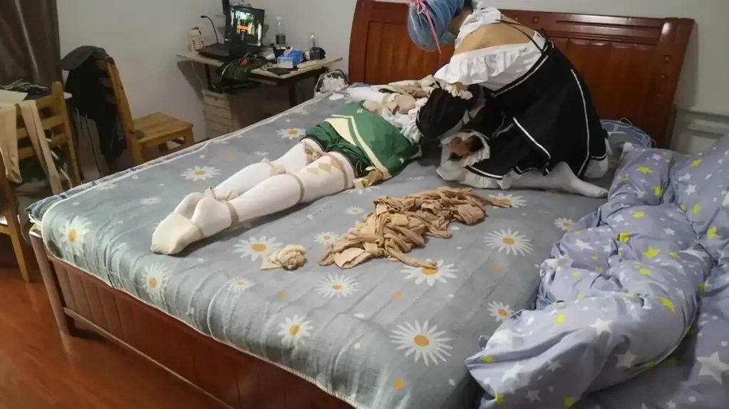 蕾姆绑架TK温迪被反杀全包 【黄苓】【人贩武汉工程部】蕾姆为温迪准备了他喜欢的苹果酒，看着温迪品尝饮料，心里却想的是品尝温迪。将他用丝袜捆绑之后亵玩挠脚，奈何中途被温迪挣脱束缚，反被自己的迷药拿下随后丝袜套头全包，温迪逃走。