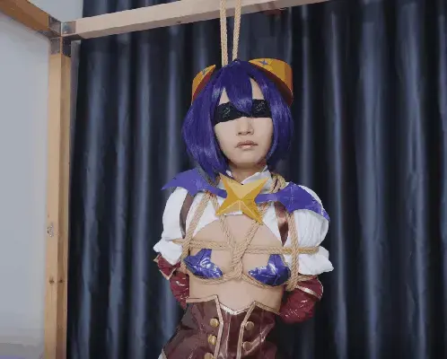 【LYB256】cos捆绑之柊舞缇娜调教 定拍作品，柊舞缇娜的衣服尺度还是很大的，胸部只有两个星遮挡，开头是自己用手zw3分钟左右，后面被捆绑起来，塞入震动玩具并打开，期间不定时抽打屁股。<br>下载后再解压，解压密码leng解压后改后缀为.mp4