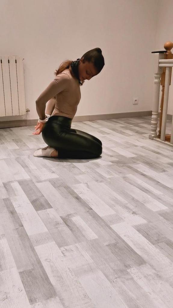 Julia bondage 朱莉娅被牢牢绑住，穿着皮紧身裤，头上戴着长袜，嘴里还被胶带封住，然后他趁机和她玩了一会Julia is strongly tied, dressed in her leather leggings, stockings on her head and gagged with tape, then he takes advantage of the situation to play a little with her