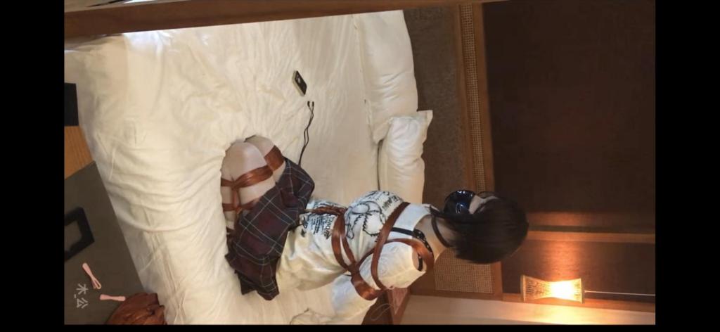 丝带后高手折腿郊狼电击 最后手动强高 小男娘被主人用丝带紧紧捆绑，手部被绑成后高手，腿部被折腿捆绑，裆部还增加了一条股绳。随即放置床上郊狼电击，要求自己挣脱把绳子解开，但是手被绑的那么高，根本抽不出来，也摸不到绳结，没有办法能解开。无奈，只能去把床上的郊狼线给拔掉，结果被主人打了一顿屁股，郊狼重新连接瞬间来的电流，是最强烈的，随后郊狼上到100，被电的时不时抽搐。最后被主人用手强行弄出来了，但这次没调整好角度，最后的强高正好被遮住了，下次会注意好拍摄角度的，感谢支持哦～
