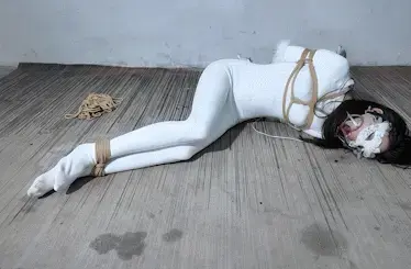 【樱束原创】《纯洁女侠为救妹妹忍辱负重》纯洁女侠为救妹妹只能忍辱负重妥协沦为歹徒玩物！被捆绑跪着鞭打折磨！戴上口咖强制开嘴震动Y具深喉羞辱折磨口水拉丝流出！口球紧塞！Y具震穴羞耻强G！疯狂挣扎！ 剧情简介：<br>定拍转公映！纯洁女侠为救妹妹只能忍辱负重妥协沦为歹徒玩物！被捆绑跪着鞭打！戴上口咖强制开嘴震动Y具深喉羞辱折磨口水拉丝流出！口球紧塞！Y具震穴羞耻强G！疯狂挣扎！<br><br>樱束联系方式：QQ1565437 QQ5909437 官方邮箱：yingshuyc@gmail.com(记住邮箱回家不迷路)<br>统一解压密码：qq1565437 原老解压密码：qq2156176672<br><br>视频格式：MP4<br>分辨率：1080P<br>时长：44分钟<br>大小：1.8G