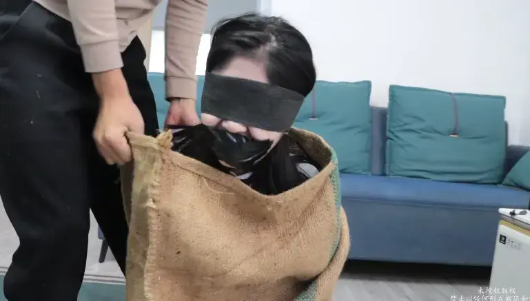 DYK定制绝望的JK女孩 一如往常约会回来的女孩子回到家后，在准备休息时却被邻居的敲门声打断，谁承想邻居居然会做出那种事（定制联系方式1822969722）