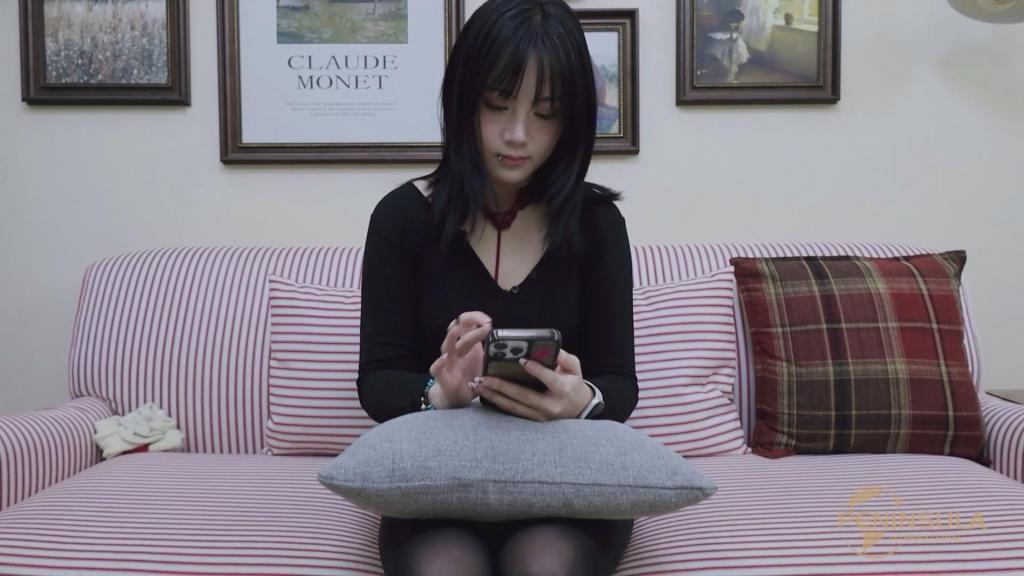 【半岛束艺台】【海语】【缇娜】【萨蒂】【波雅】YT2668 你们都不知道的手机隐藏功能 ◀请跟我做，打开手机相册，打开图片，由下往上划动图片，然后图片中的小姐姐就会被你划到地上，如果没有成功，那一定是你的手机不行（iphone一般都不行）。<br><br>㊙【解压密码】peninsula2018,修改后缀名mp4,勿在线解压和观看<br><br>➡【半岛束艺台】不做精品只做生活，用镜头记录真实绳艺，纯净捆绑，健康游戏！为每一个热爱捆绑的朋友展示最纯粹的绳艺，为每一个顾客用心打造属于您的专属作品。<br>✅主页:https://linzijun.app/@BDTV<br>✅微信:peninsulastudio<br>✅QQ:2245148409<br>✅推:@PENINSULABDTV6<br>✅官方用绳:https://sm3guoji.taobao.com/<br>业务咨询秒回，闲聊看心情，色情勿扰。