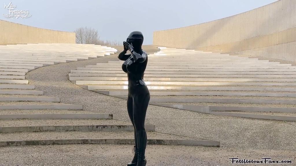 BTS Outdoor shoot in January Behind the scenes video of a super cool (but very cold) shooting with Matthias Wallmeier in January 2023. Wearing my Latrexon mask with a full black latex outfit. It was very hard to see because the screen/glass was fogging up on the inside.