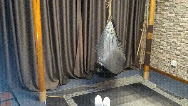 【角色互换的逃脱游戏·救援】把雯雯装入袋子后吊在空中，钥匙放入丝袜塞满女仆依依的嘴巴 上次采访中，救了两次依依的雯雯表示想换一下身份。<br>这次，就让两位模特来猜拳抽签决定扮演什么角色。<br><br>抽到解谜角色的依依被拷成驷马，第一把钥匙被藏到丝袜里面，再用它来塞满嘴巴，外面缠上扎带后根本吐不出来；<br>雯雯的日子也不好过，先被塞上口球带上人字枷，再装进袋子后被吊起来。<br>雯雯需要在这样的情况下告诉外面的依依，自己手机密码是多少。<br><br>最有趣的地方来了，被装在袋子里的雯雯手里攥了着张二维码，上面写着两人的隐藏任务（下集见）...<br>至于任务是什么，雯雯依依不知道，就连绳师小姐姐也不知道...<br>解压密码：0121