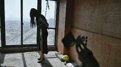 【花与寻】首部作品，剧情向《工地遇险》，心情低落的小姐姐工地遭工人绑jia，反复捂晕玩弄，弄的满身是灰 剧情简介：<br>失恋的小柔，与男友分手后，心情低落，独自散步到工地，独自坐在一旁发呆时，却遇到了正准备施工的工人<br>工人拿着铁棍走了进去，小柔被眼前的猥琐壮汉吓得躲在墙角……<br>画面一转，小柔已经被吊在了房子的中间，只能任凭工人玩弄凌辱<br>衣服上算是灰尘，足底也蒙上了一层灰尘显得格格不入<br><br>新人工作室感谢支持，目前有好几个妹子慢慢更新<br>————————————————————————————————————<br>定拍QQ：3929617058 好友问题标注来意，欢迎问价，原味可出<br>————————————————————————————————————