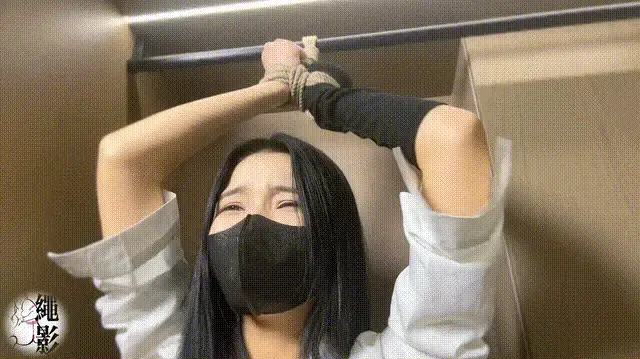 美女销售用捆绑[X_X]缓解工作压力（续集下） 绳影社出品，出镜演员姜姜。交流定制请联系:SYSdedicated(最新片集更新以及模特周边福利活动会在V圈更新）小天狼星老板定制。本剧集有彩蛋，姜姜在片尾有和大家的对话不要错过。故事讲述上集美女销售在工作室解压被老板监禁强高后，依旧不愿做老板女友，于是和老板达成协议身穿[X_X]工作一星期，起初美女销售不以为意，最后在轮番的攻势下，女主在一场工作直播中失神[X_X]，她将面临怎样的后果，领导究竟有没有将她攻略成功，请进影片一睹为快。本剧集由老板授权发布。