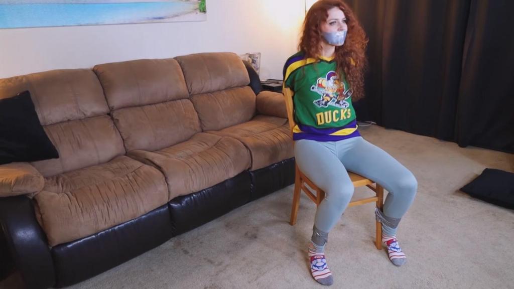 Mina Salome gets tied and tape gagged by her hockey rival Summer Leigh, but Summer will also get tie Mina Salome gets tied and tape gagged by her hockey rival Summer Leigh, but Summer will also get tied and gagged Mina 是冰球队的明星，但她的对手 Summer 更喜欢玩阴招，所以她决定在溜冰场上与 Mina 正面交锋，她的计划很简单：Summer 抓住 Mina，把她绑起来，堵住嘴，这样 Mina 就不会出现在比赛中。Mina 被绑在椅子上几个小时，嘴里塞着东西，感到羞辱和愤怒，直到最后她终于获得自由，并对 Summer 进行了报复，用手堵住了她的嘴。Summer 现在被绑在椅子上，嘴里塞着东西，而 Mina 则匆忙赶去打完剩下的比赛Mina is the star of the hockey team, but her rival Summer prefers to play dirty so instead face her on the rink, her plan is simple: Summer captured Mina and keeps her tied and gagged so Mina won't show up at the game. Mina spends a couple of hours tied to a chair and gagged, humiliated and angry until finally she gets free and gets her revenge on Summer, handgagging her. Summer is now the one tied to that chair and gagged while Mina rushes to play the rest of the match 