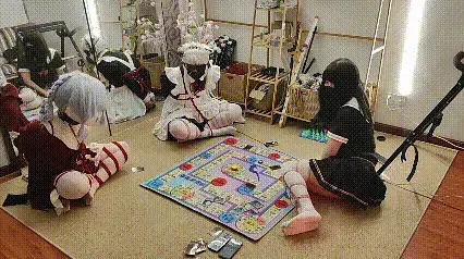 小男娘的黑暗游戏第二期 【球球工作室】原创，继上次飞行棋获得大家一致好评，我们也是一直潜心开发新的好玩的飞行棋游戏，本期终于是推出来新的黑暗游戏，结合了经典的大富翁游戏王真心话大冒险的全新自主研发的飞行棋。<br>游戏规则介绍<br>开局每位玩家抽取三张道具卡，玩家可以使用道具卡触发对应效果(道具卡全部效果放在视频结尾)，跑在前面的玩家可以给后面的玩家设置陷阱卡，后面的玩家也可以用魔法卡阻止前面的玩家，棋盘上面也有大量的陷阱等着玩家去踩坑，你也可以使用魔法卡去避开这些坑，当然这都是需要一丢丢运气的，最后失败者将会成为小男娘的玩物。<br>如果大家有好玩的黑暗游戏想法也可以联系q781307582告诉我，我也会尽力去拍出来给大家看，也欢迎大家来玩耍和定拍，失败者的惩罚将会在下期放出，谢谢大家喜欢本系列。
